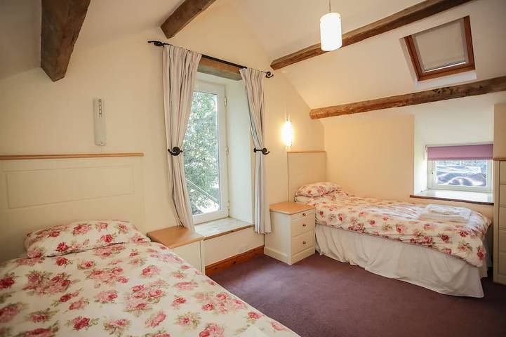 Cottage for 4 people, with sauna and garden as well as hot tub in Pwllheli