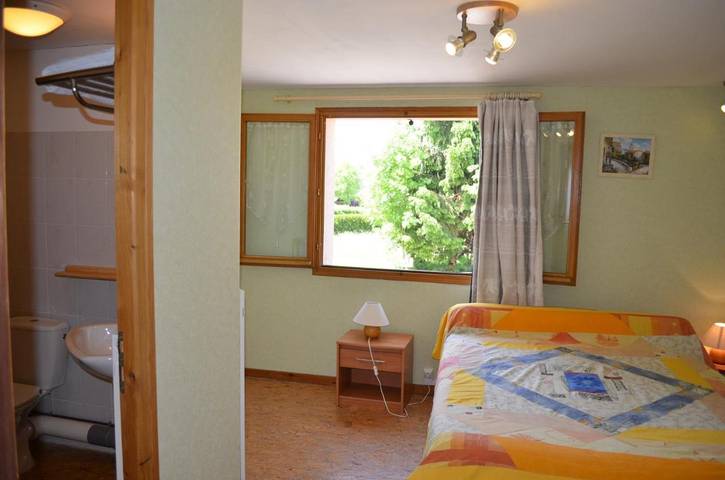 Gîte pour 2 personnes, avec Terrasse ainsi que Piscine et Vue à Charézier
