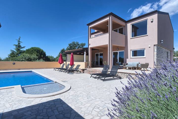 Ferienhaus für 8 Personen, mit Balkon und Balkon/Terrasse sowie Terrasse und Garten