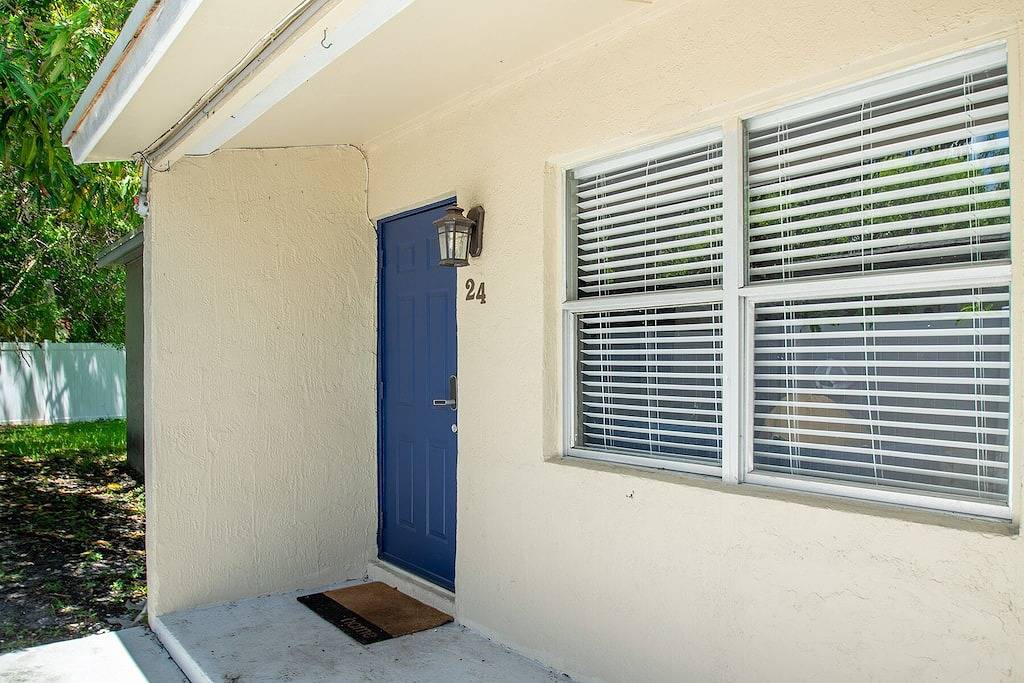 Ganze Wohnung, Beautiful remodeled condo. Steps away from area's top nightlife/1 mi. from beach in Delray Beach, Palm Beach County