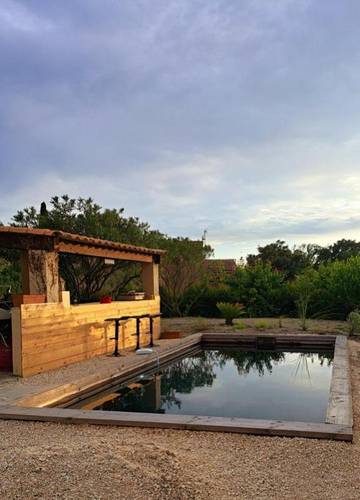 Gîte pour 4 personnes, avec terrasse et piscine à Villevieille
