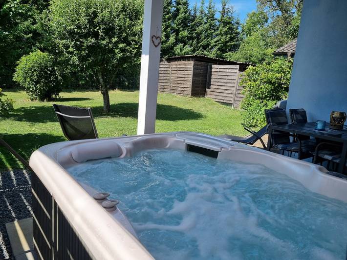 Eifel Dream Wildeiche con vasca idromassaggio esterna privata e sauna in Fleringen, Naturpark Hohes Venn-Eifel