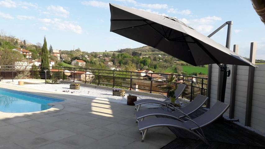 Chambre d’hôte pour 3 personnes, avec bassin pour enfant et vue ainsi que piscine et jardin