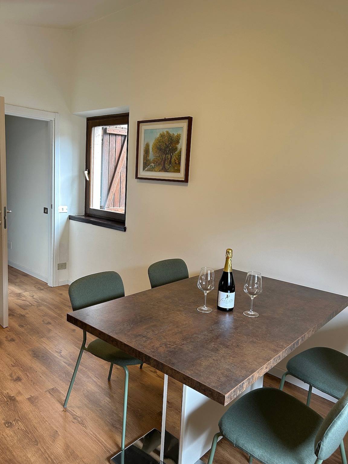 Appartamento intero, Agriturismo "Al Gallo Nero Giallo" vicino al Lago di Garda con vista montagna e terrazza in Tenno, Prealpi Gardesane