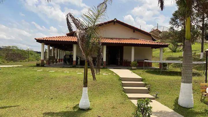 Casas e apartamentos de temporada para 15 pessoas, com piscina e jardim e ainda vista and sauna, com animais de estimação em Araçoiaba da Serra
