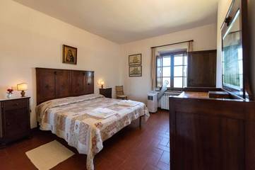 Villa for 10 Guests in Siena, Siena Province, Picture 1