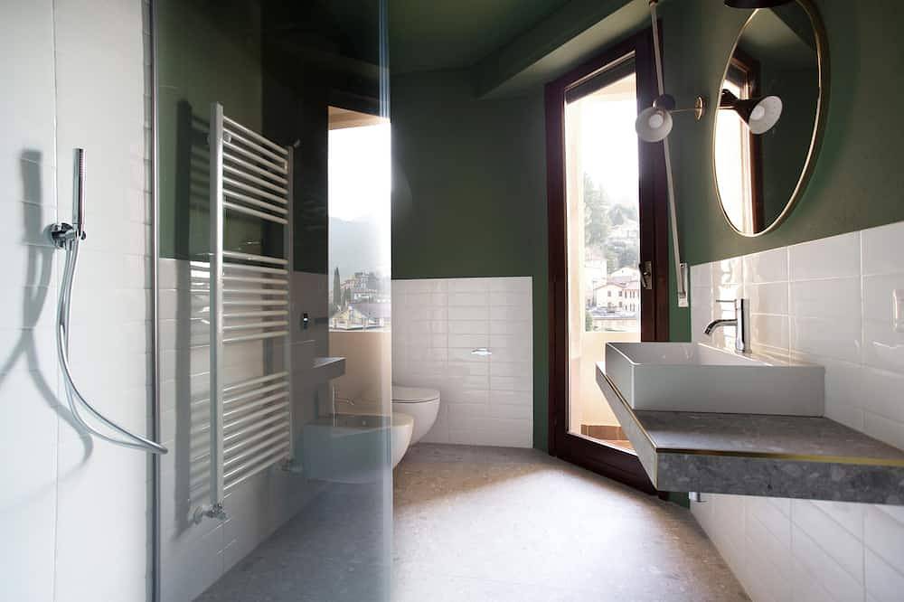 Hel lejlighed, Suite \"Anguilla\" at 2 steps from the lake with panoramic view. Lounge bar and swimming pool in Riva (Faggeto Lario), Faggeto Lario