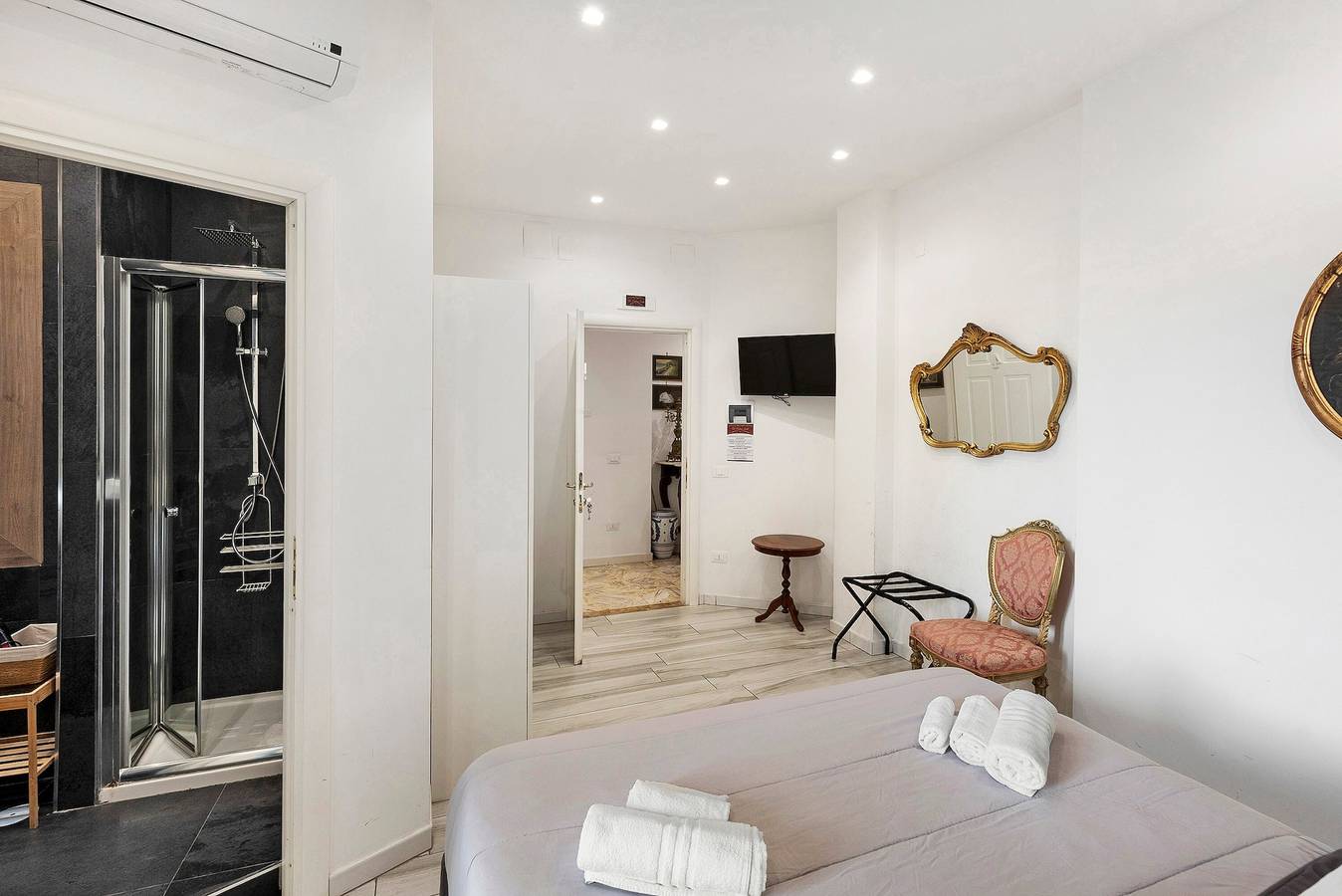 „Di Palma Suite Doppia“ mit gemeinsamer Terrasse, Wlan und Klimaanlage in Neapel in Neapel, Neapel Provinz