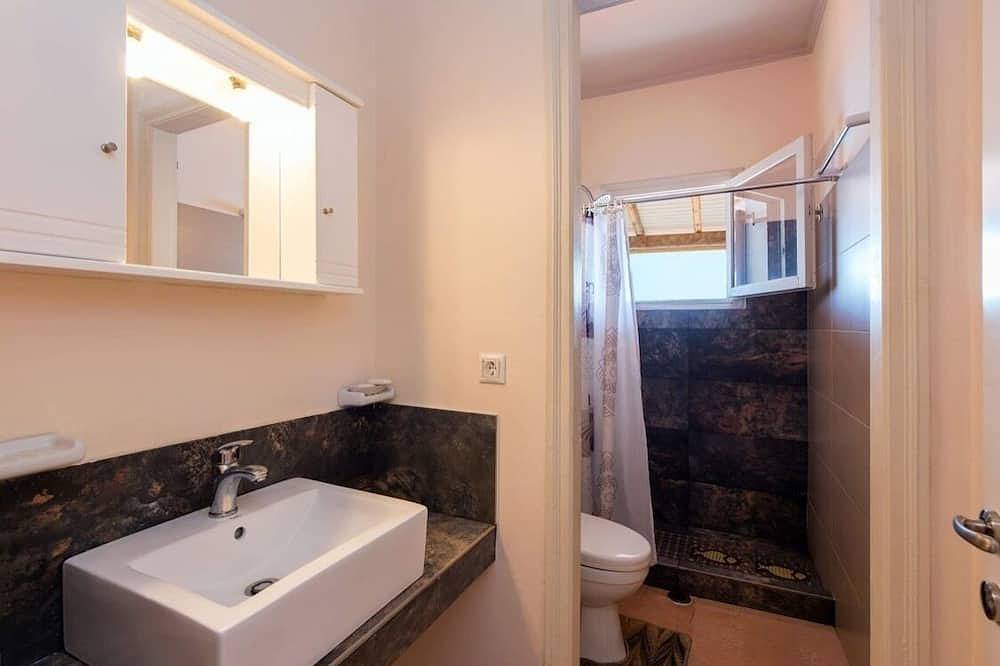 Entire apartment, Modern 2 bedroom fully furnished apartment over looking the harbour of Kassiopi in Kassiopi, Corfu