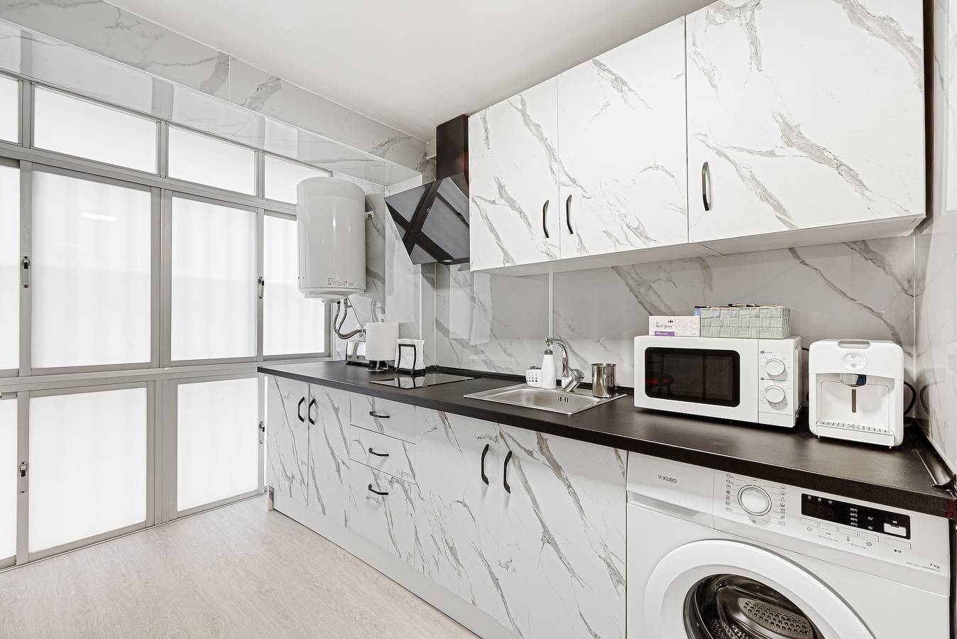 Apartamento entero, Apartamento Alhóndiga El Palo con Balcón, Wi-Fi y Aire Acondicionado in Playa del Palo, Málaga
