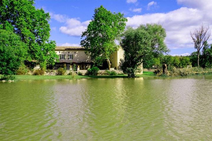 Location de vacances pour 18 personnes, avec Terrasse ainsi que Jardin et Piscine à Vallérargues