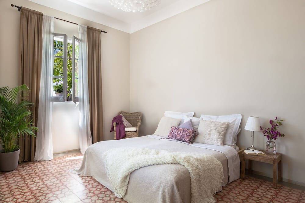 Luxury private estate 10 minutes to the sea, infinity pool & stunning views! in Sitges, Garraf