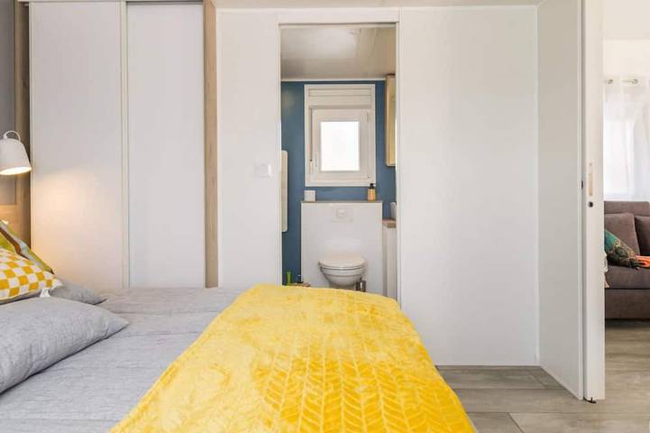 Appartement entier, Mobil Home Confortable avec Terrasse et Animaux Acceptés à Saint-Lô in Saint-Lô, Région de Saint-Lô