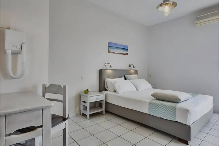 Ganzes Studio, Einzimmerapartment 'Irene 6 Deluxe Double 4' mit Meerblick, Wi-Fi und Klimaanlage in Andros