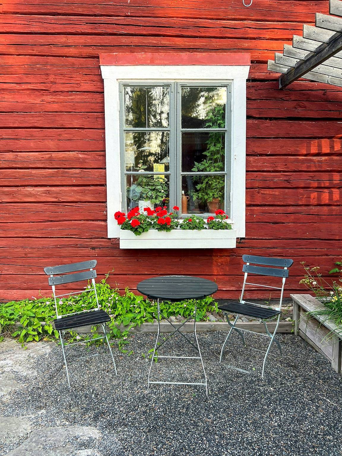1700er-Holzhaus an einer Meeresbucht in der Nähe von Umeå in Umea, Västerbotten