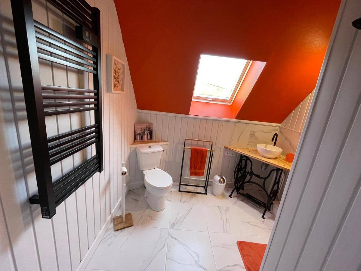 Belle Chambre Double Orange Tout Bonnement Bien in Putot-en-Auge, Région de Lisieux