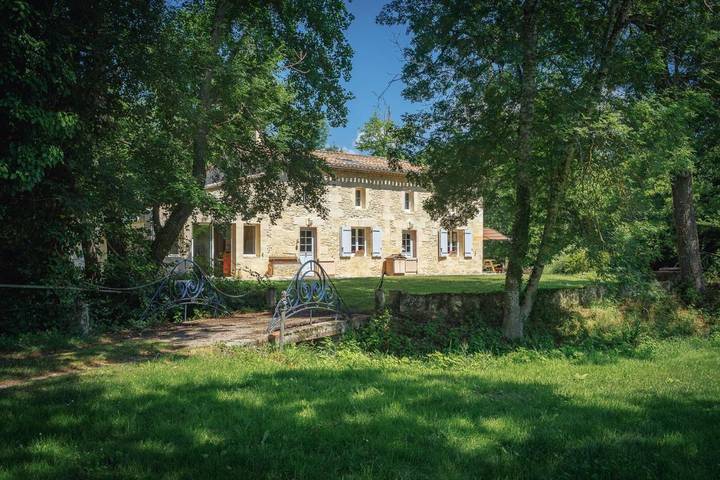 Location de vacances pour 9 personnes, avec Terrasse ainsi que Jardin et Vue à Périssac