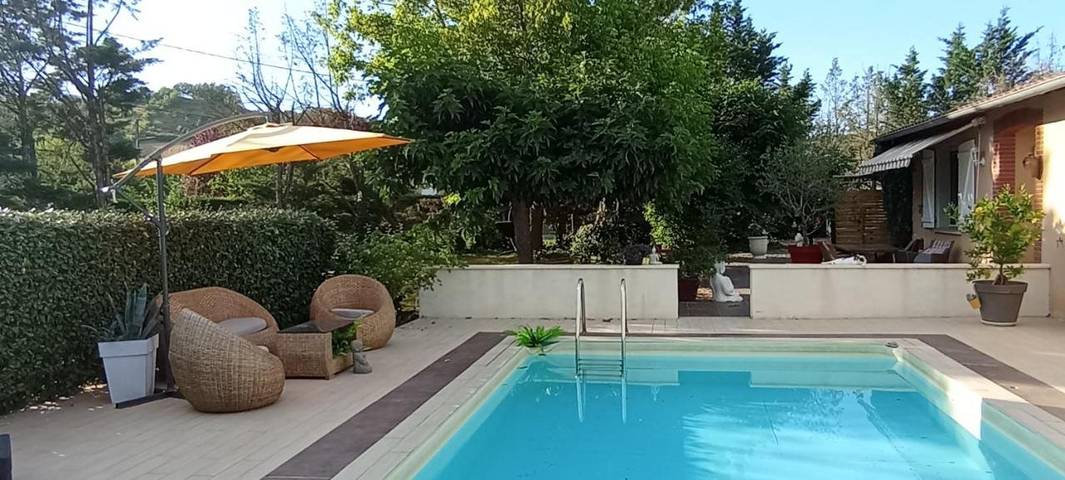 Gîte pour 2 personnes, avec Terrasse ainsi que Jardin et Piscine à Laboutarie