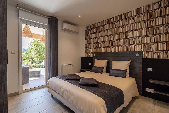 Location de vacances pour 8 personnes, avec terrasse ainsi que jardin et jacuzzi à Saint-Alban-Auriolles - 4