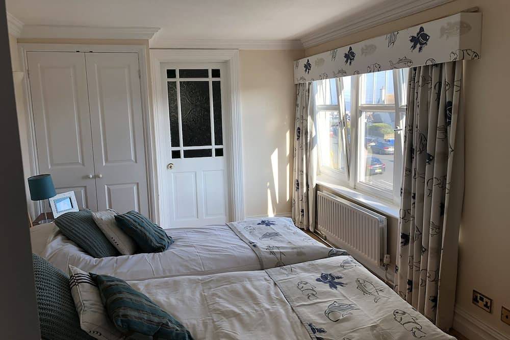 Spacious 5 bedroom Southwold home, all en-suite, close to pier and town in Southwold, Waveney District