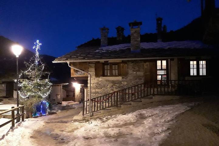 Casetta di legno per 4 persone, con balcone, con animali domestici - 1