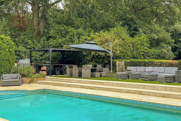 Glamping for 6 people, with garden and pool in Buckinghamshire