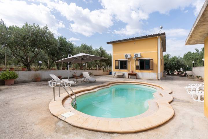 Villa Rosa con vista mare, piscina, giardino e Wi-Fi in Partinico, Provincia di Palermo