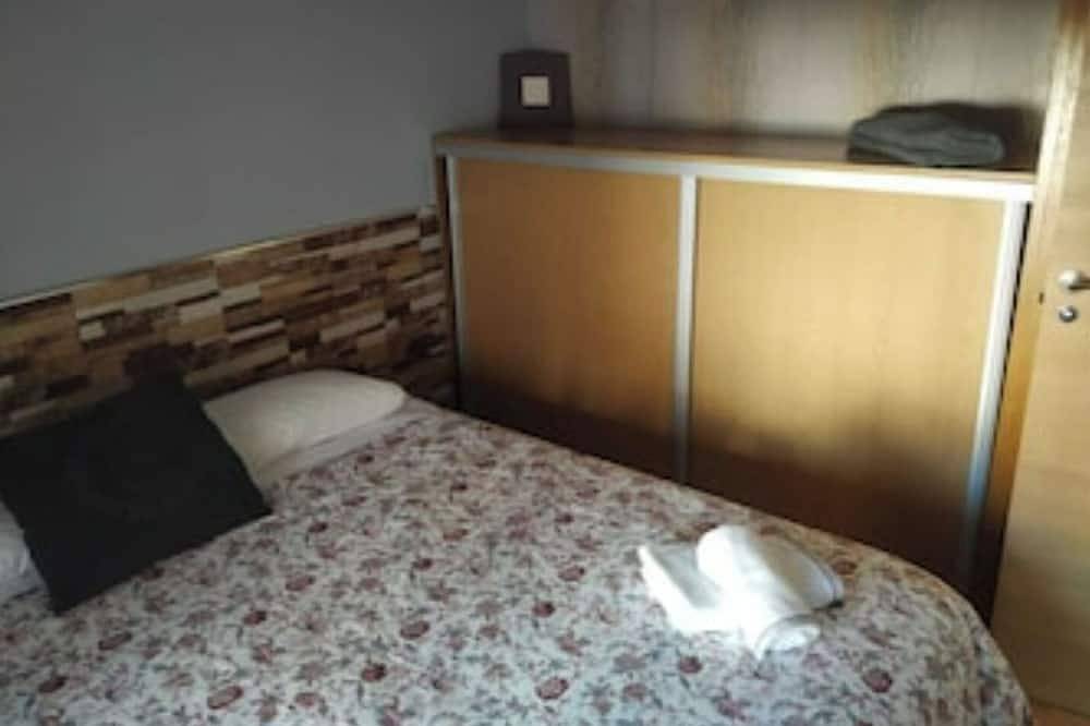 Entire apartment, 1 Room Deluxe Barajas Apartment in Barajas, Madrid