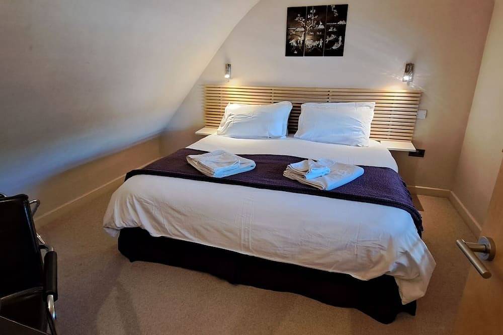 South House offers high comfort self-catering accommodation for up to 6 people, in Winchester, South Downs