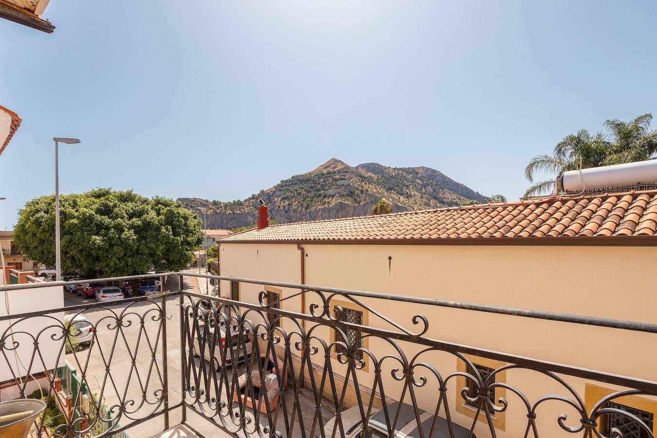 Apartamento entero, Apartamento 'Large Martini' con vistas a la montaña, Wi-Fi y aire acondicionado in Playa Mondello, Palermo