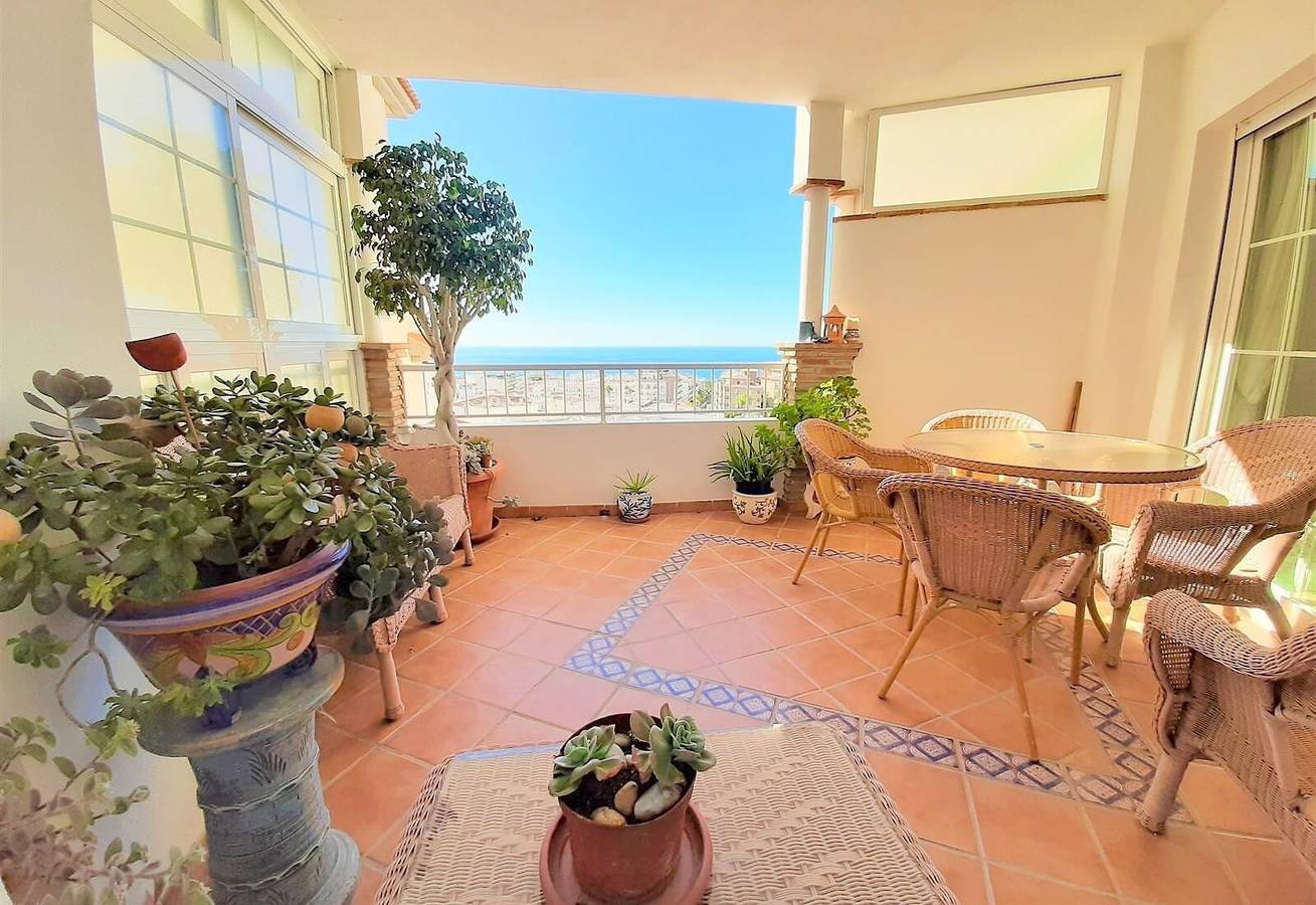 Entire apartment, Apartment "Oasis" Near the Beach with Sea View, Pool, Wi-Fi & Terrace in La Herradura, Almuñecar
