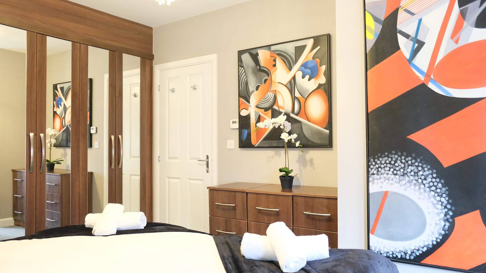 Cozy 4-Br Brick House with Garden in Bedford in Bedford