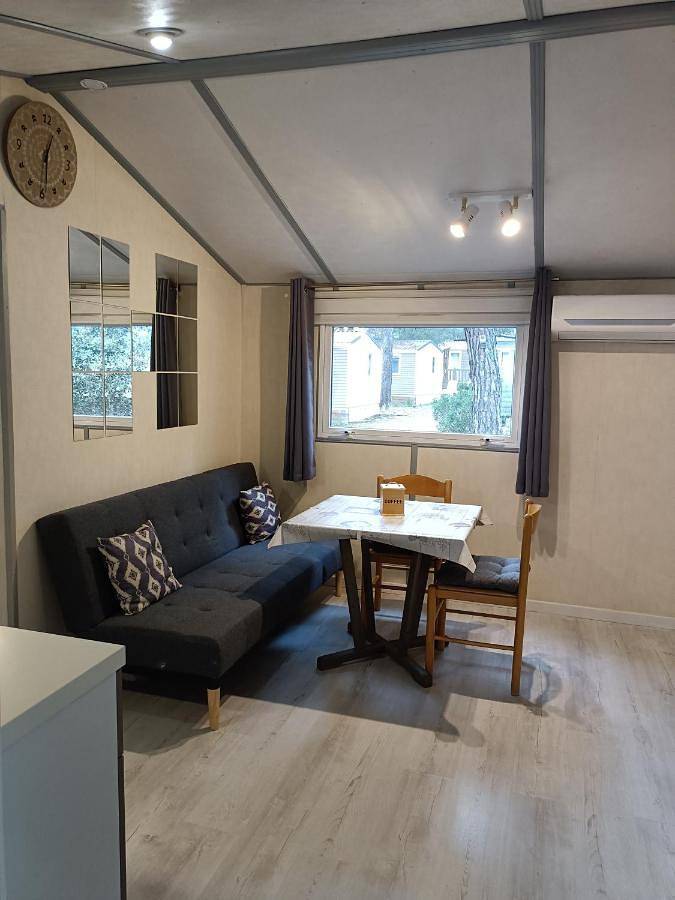 Camping pour 4 personnes, avec terrasse ainsi que piscine et jardin à Puget-sur-Argens - 2