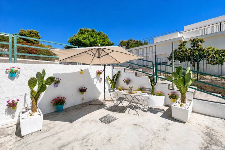 Appartement entier, Appartement « Casa Mida 1 » avec véranda privée, Wi-Fi et climatisation in Mattinata, Gargano