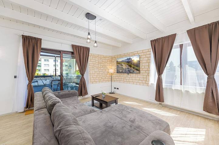 Appartement entier, Vacation rental, 150 square meters, sleeps 8, 4 bedrooms, 2 bathrooms, terrace with grill, 2 parking spaces in Ludwigshafen, Pfälzer Rheinebene