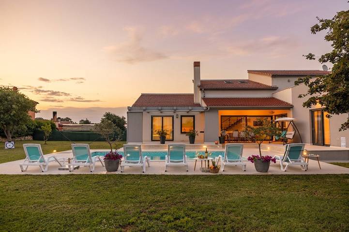 Villa für 9 Personen, mit Pool - 1