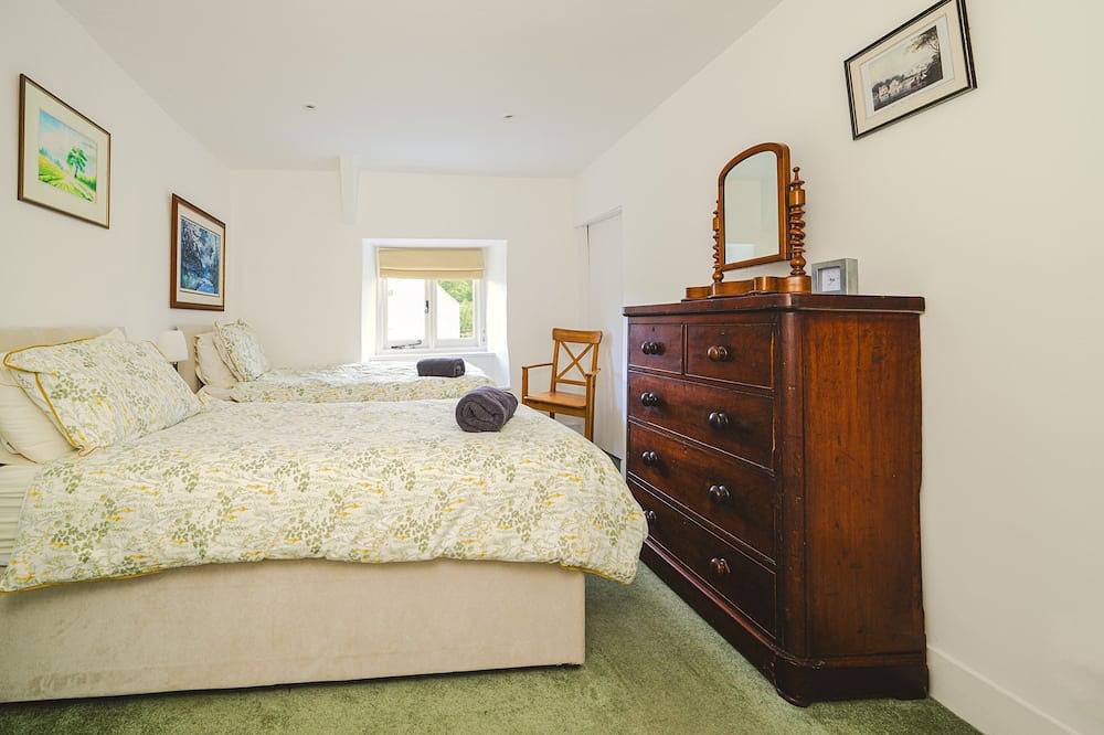 Delightful, family owned, grade Ii listed cottage, 3 bedrooms - sleeps 7 in Stoke Gabriel, Devon