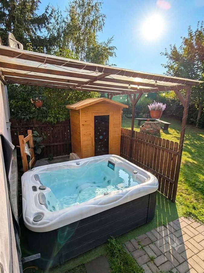 Ferienhaus für 5 Personen, mit Balkon und Whirlpool sowie Terrasse und Garten
