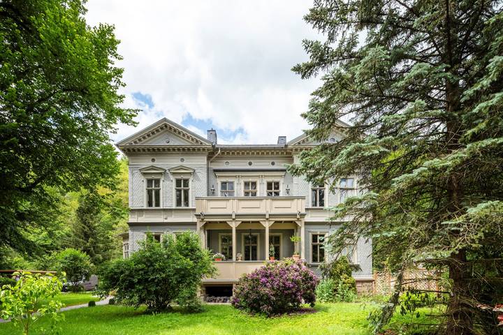 Ganze Ferienwohnung, Villa Heimlicher Grund - Fewo Eg,3 Schlafz., 2 Bäder mit Wc, Küche, 140m² mit Terrasse und Garten im Denkmal geschützten Haus in Gräfenroda, Thüringer Kernland