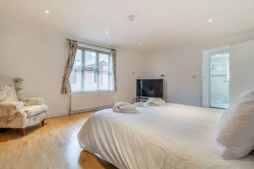 Cottage for 12 People in Suffolk, East of England, Photo 2