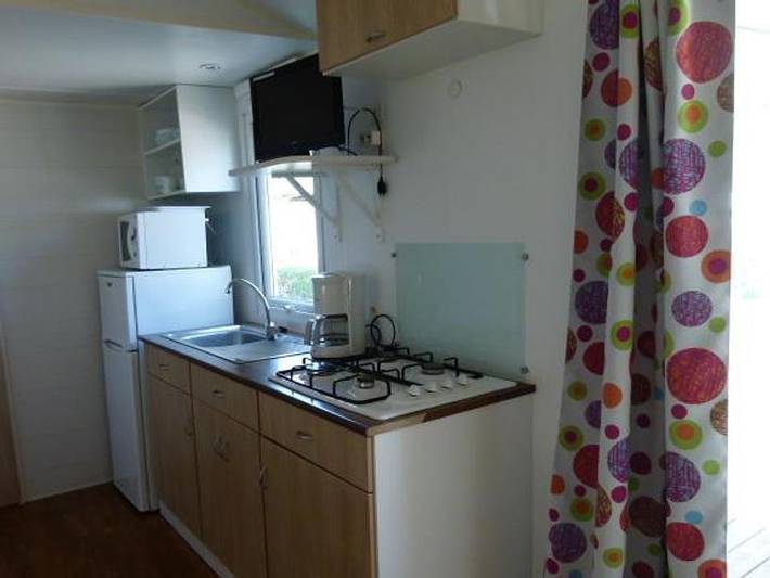 Flower Camping Le Nauzan Plage  - Mobilheim 5 personen - Mobilheim Confort 27m² - 2 Schlafzimmer + halboffene Terrasse + Tv 2/5 pers. in Vaux-sur-Mer, Côte de Beauté