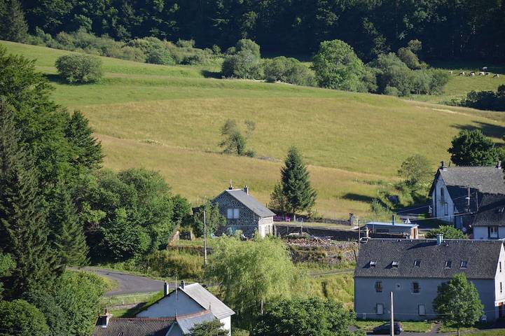 Location de vacances pour 6 personnes, avec Terrasse et Jardin à Espinchal