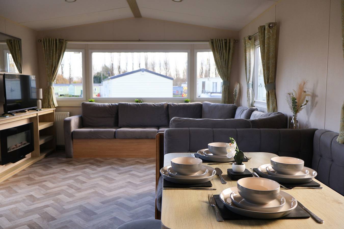 Static Caravan 3 Bed Sleeps 8 Dog Friendly Parking in Northampton, Northamptonshire