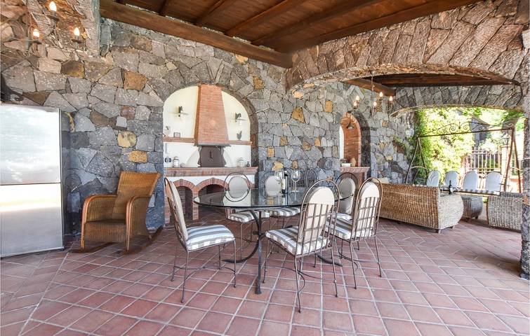 Apartamento con vistas al mar, piscina y terraza in Zafferana Etnea, Etna