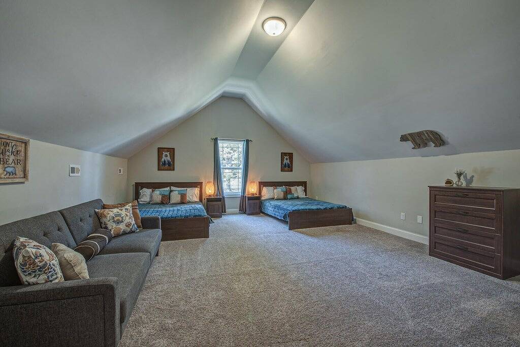 Schönes Belmont - 4 Schlafzimmer Haus auf großem Grundstück in Gaston County