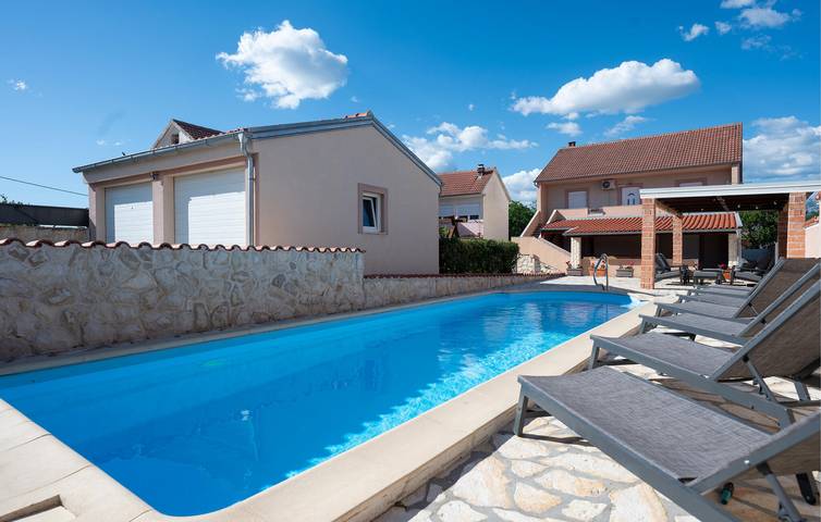 Charmante 240 m² große Wohnung mit Pool, Terrasse und WLAN, 1,5 km von der Küste entfernt in Pridraga, Zadar