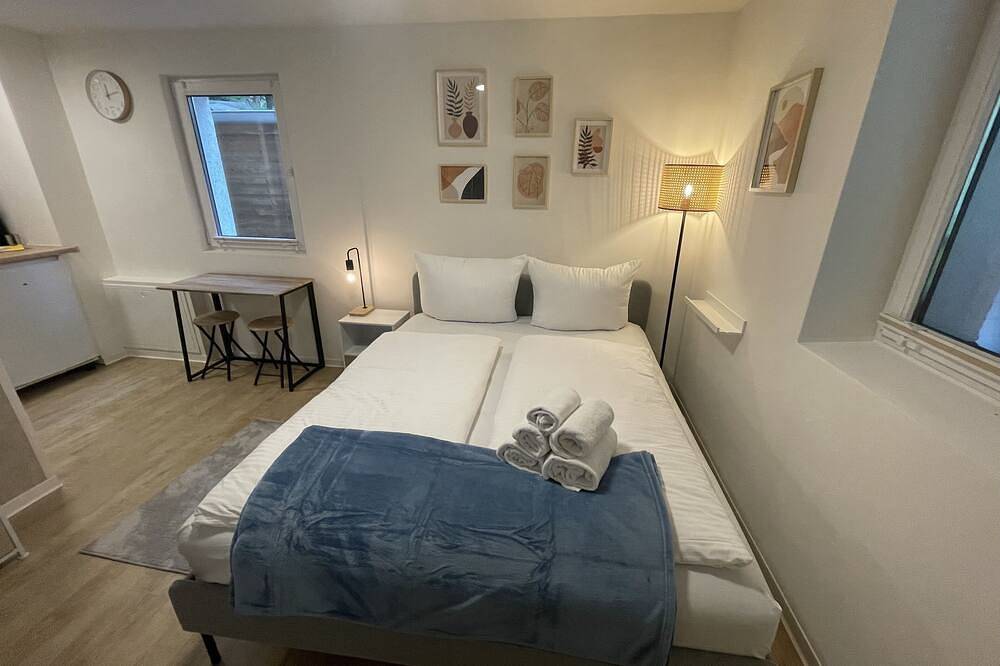 Ganze Wohnung, Vorstadtoase - 2 Personen Queensize-Bett, Parken, Netflix, Nähe Ber in Eichwalde, Dahme-Seengebiet
