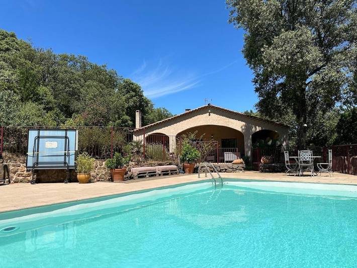 Location de vacances pour 8 personnes, avec terrasse et piscine à Corbès