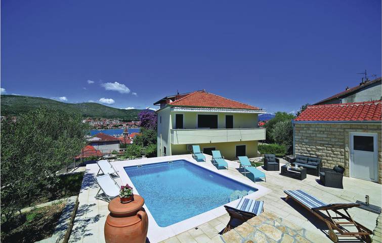 Appartement de vacances entier, Appartement confortable avec vue sur la mer, piscine, terrasse et cuisine - À 2 km de la plage in Trogir, Čiovo
