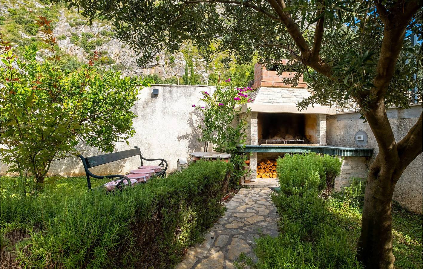 Apartment am Strand mit Meerblick, Pool und Terrasse – 2 km vom Strand entfernt in Mlini, Dubrovnik-Neretva